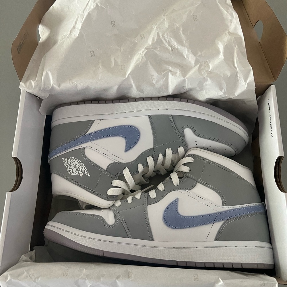 WMNS AIR JORDAN 1 MID in Aluminum and Wolf Grey